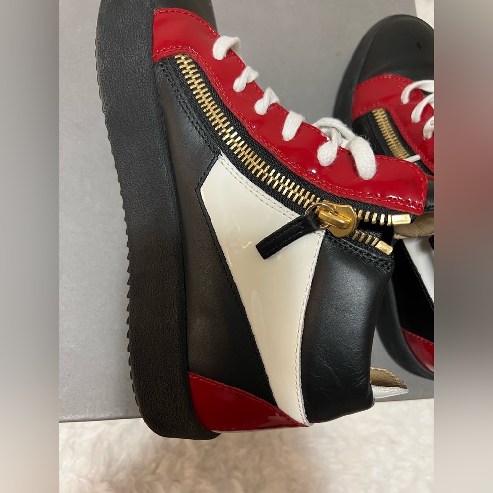 Authentic Giuseppe zanotti men’s  patent  leather sneakers. US 7 and EU 40